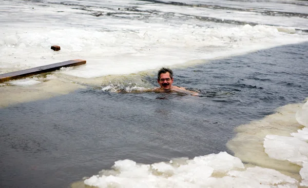 L'homme se baigne dans un trou de glace — Photo