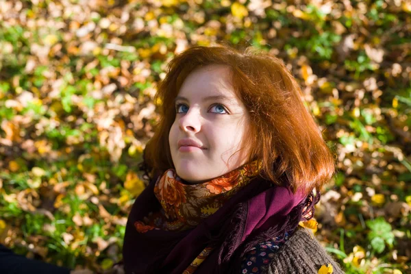 Ritratto della ragazza in autunno — Foto Stock