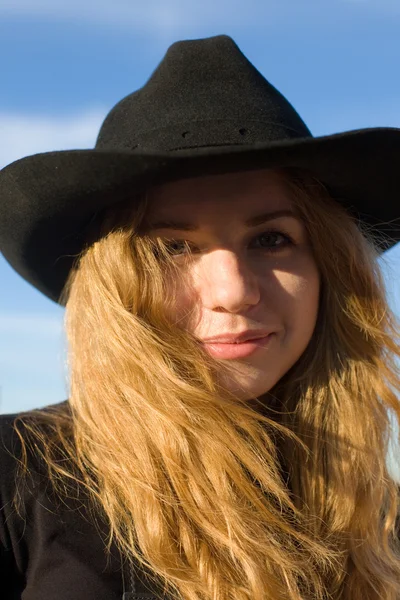 Retrato feminino em um chapéu preto — Fotografia de Stock