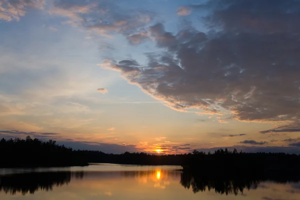Закат на лесном озере — стоковое фото