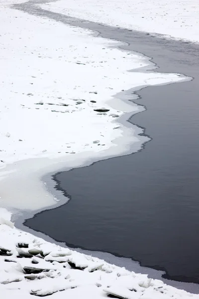 冬の川は — ストック写真