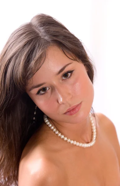 Porträt eines Mädchens mit Perlen — Stockfoto