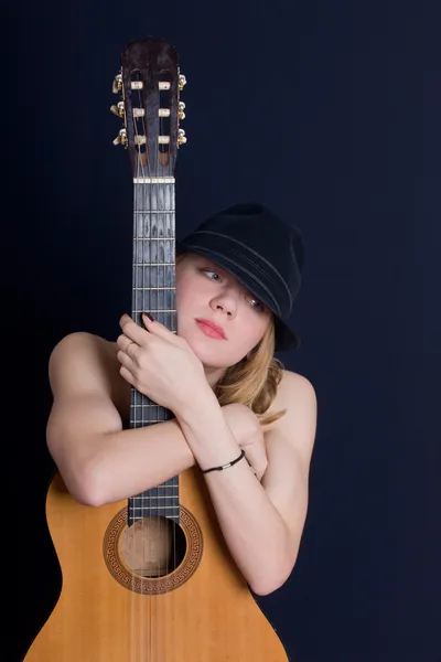 Kız ve bir gitar — Stok fotoğraf