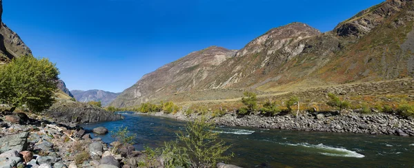 山区河流的全景 — 图库照片