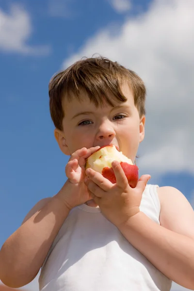 Pojken med ett äpple — Stockfoto