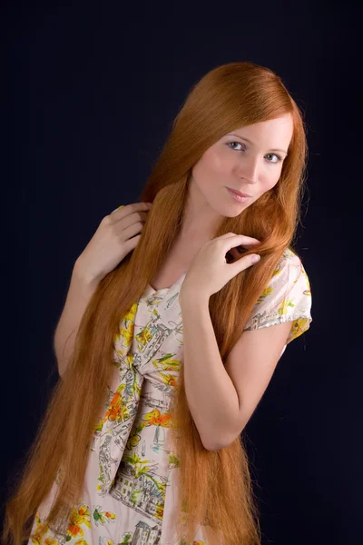 Flicka med långt hår — Stockfoto