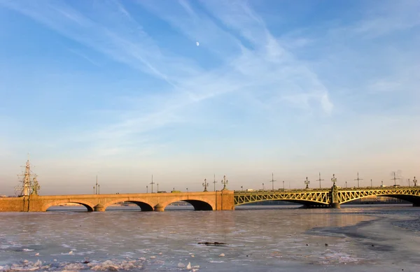 冬季的天空，冬天河 — 图库照片