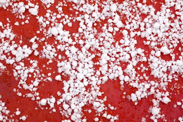 Sníh na kapotu červené auto — Stock fotografie