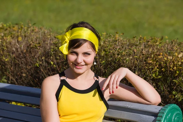 The girl on a bench — Stock Photo, Image