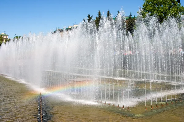 在喷泉中的彩虹 — 图库照片
