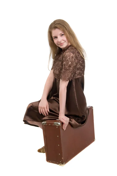 Jenta på en koffert. – stockfoto
