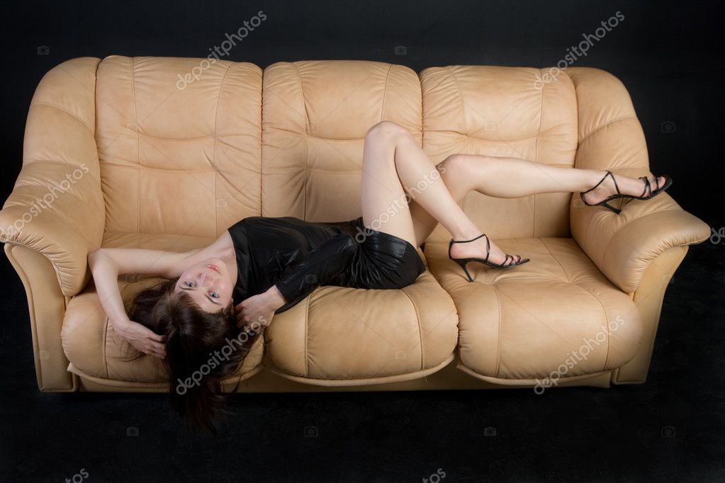 Секс с блондинкой на кожанном диване