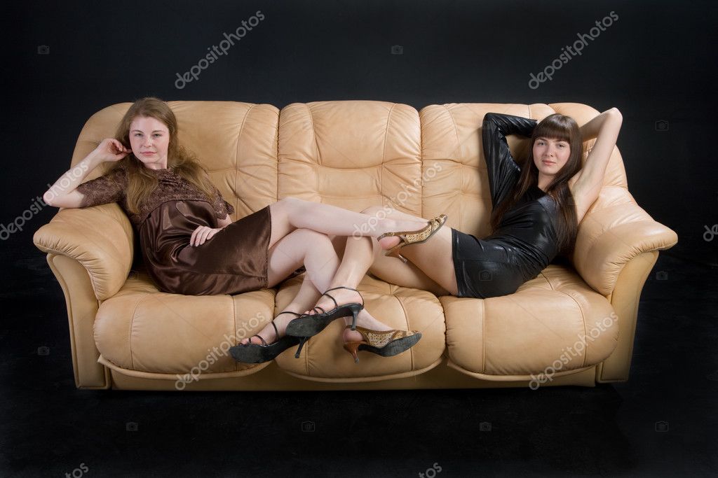 Лесбиянки резвятся на кожаном диване