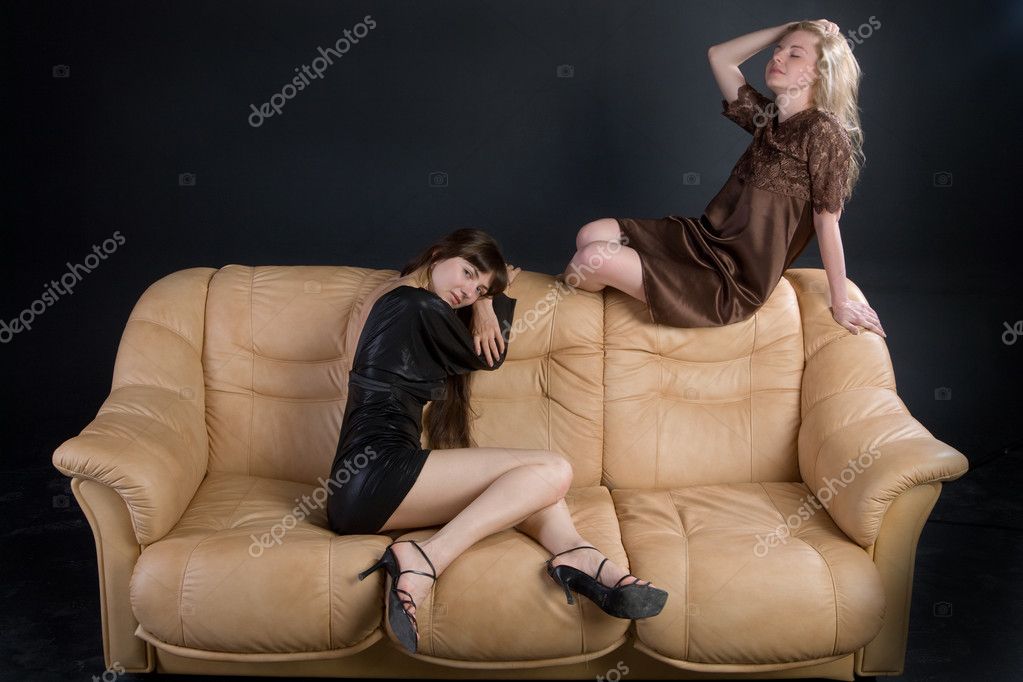 Стройную девку трахают раком на кожаном диване