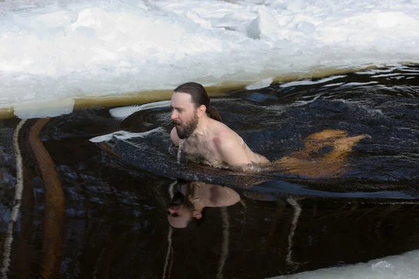 I kallt vatten — Stockfoto