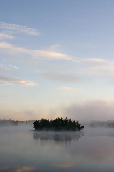 Острів у тумані — стокове фото