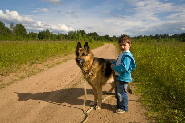 Den lilla pojken med en hund — Stockfoto