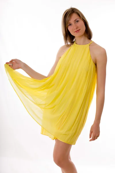 Menina em um vestido amarelo — Fotografia de Stock