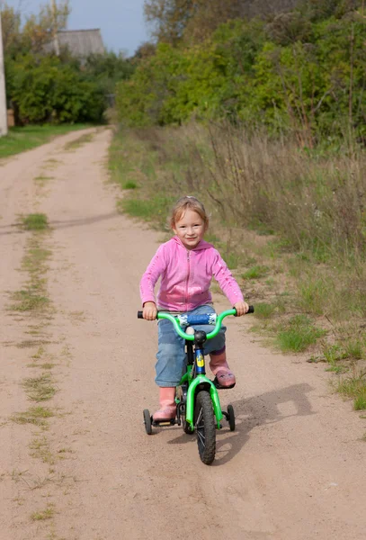 La niña en una bicicleta —  Fotos de Stock