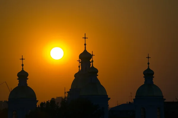 Церковь и солнце — стоковое фото