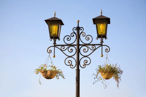 Lanternes dorées avec des fleurs — Photo
