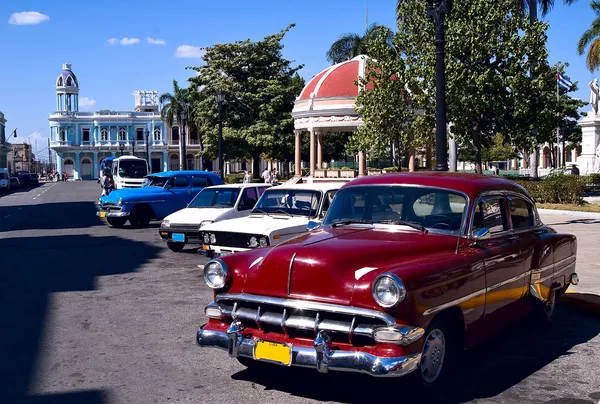 Coches viejos y rotonda, Cuba — Foto de Stock