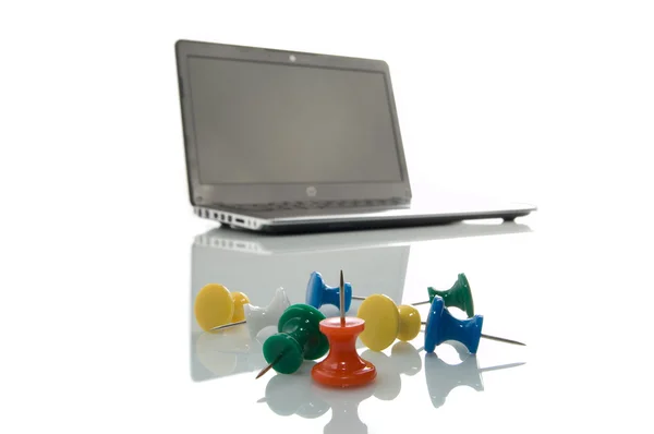 Kilka pinezkami i laptopa — Zdjęcie stockowe