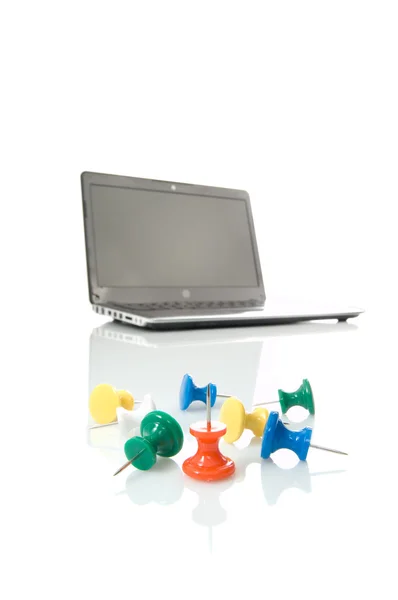 Várias thumbtacks e laptop — Fotografia de Stock