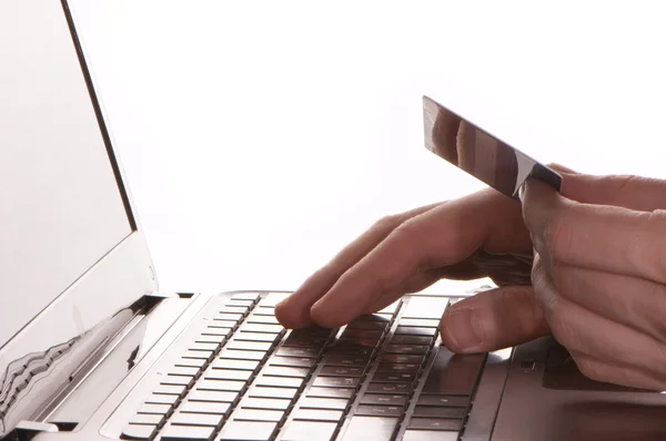 Homens mãos no teclado do computador portátil — Fotografia de Stock