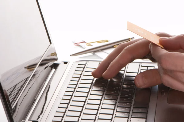 男子双手在键盘上的笔记本电脑 — 图库照片