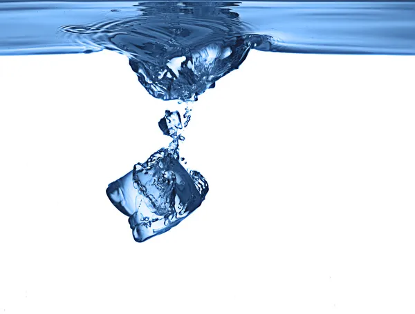 Ice cubes dropped into water with splash — Stock Photo, Image