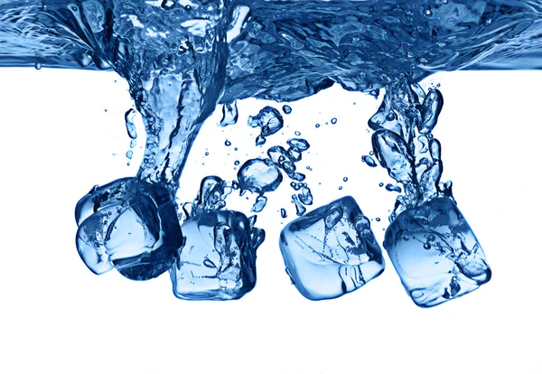 Cubos de gelo caíram na água com respingo — Fotografia de Stock