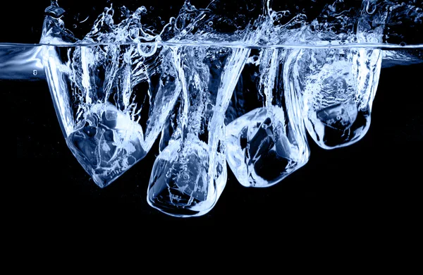 冰块掉入与飞溅水 — 图库照片