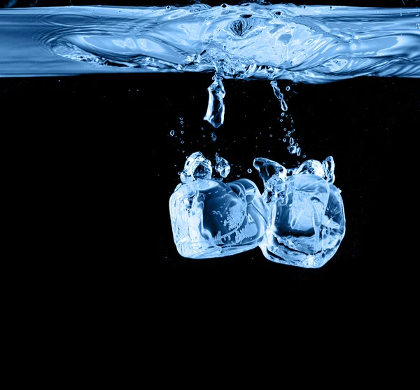 Buz küpleri sıçrama ile suya düştü. — Stok fotoğraf