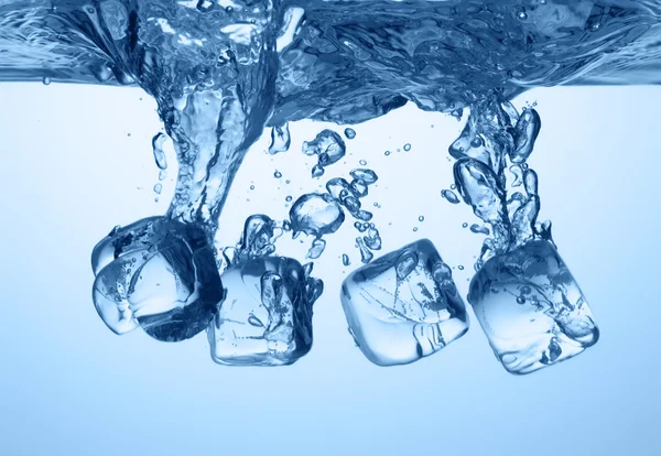 スプラッシュと水を落としのアイス キューブ — ストック写真