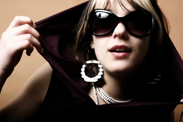 Moda mulher retrato vestindo sunglasse — Fotografia de Stock