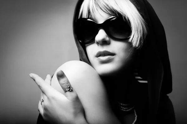 Retrato de mujer de moda con sunglasse — Foto de Stock