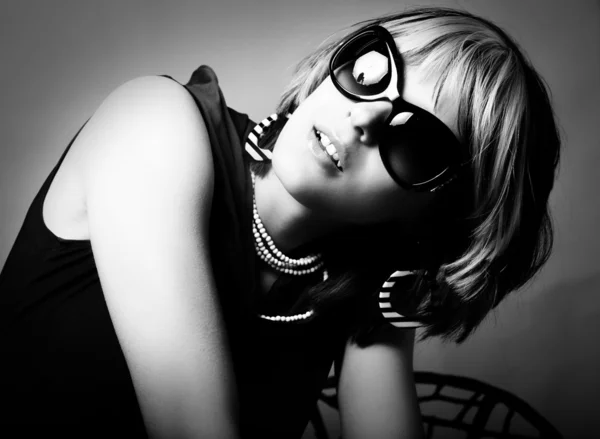 Retrato de mujer de moda con sunglasse — Foto de Stock