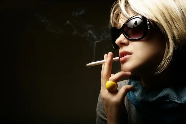 La belle fille fume une cigarette — Photo