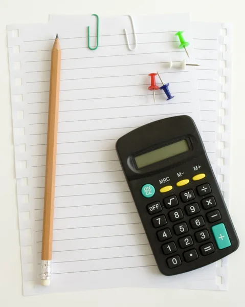 Hesap makinesi ve kalem, kağıt kırpmak düğme — Stok fotoğraf