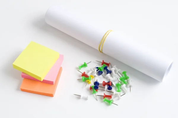 Bouton en papier coloré et rouleau de papier — Photo