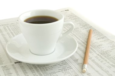 een kopje koffie op een krant