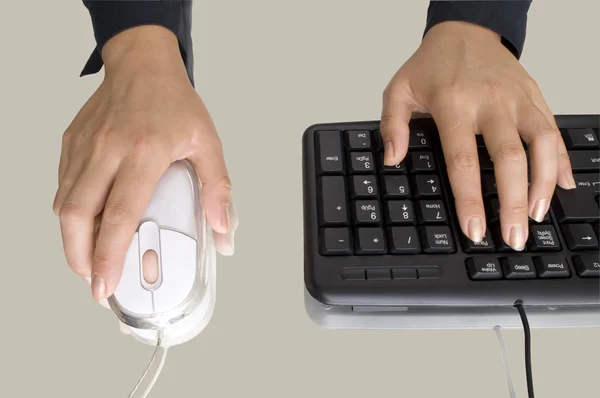Computer mouse in hand and keyboard — Stock Photo, Image