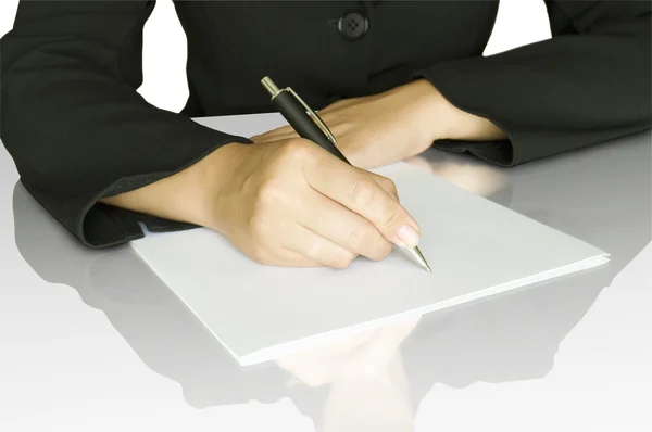 Ruka s perem psaní na notebooku — Stock fotografie
