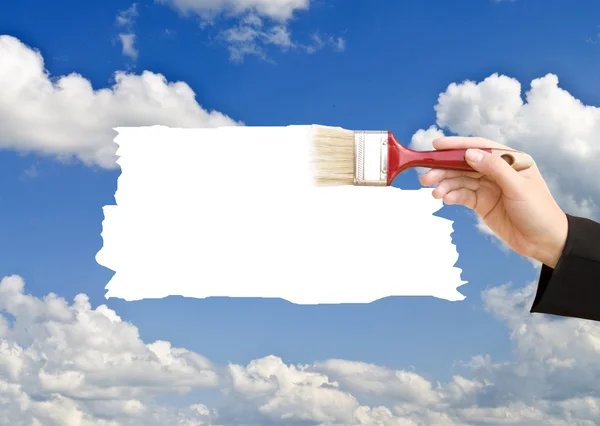Hand met borstel schilderij muur in de kleur van de hemel — Stockfoto
