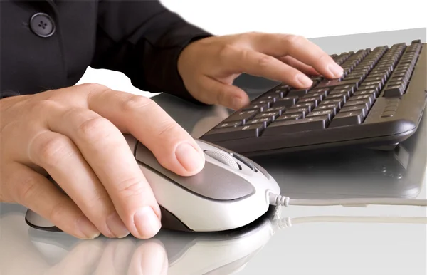 Ratón de ordenador en mano y teclado — Foto de Stock