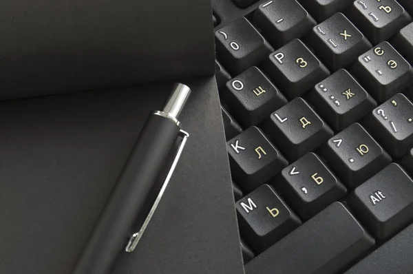 Carnet et stylo sur le clavier — Photo