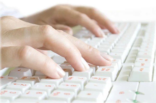 Dedos en el teclado de la computadora — Foto de Stock