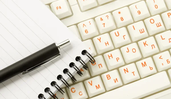 Caderno e caneta no teclado — Fotografia de Stock
