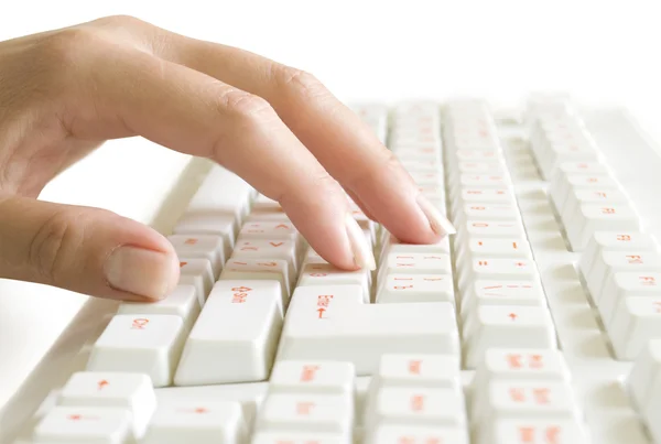 Ręka na klawiaturze komputera — Zdjęcie stockowe